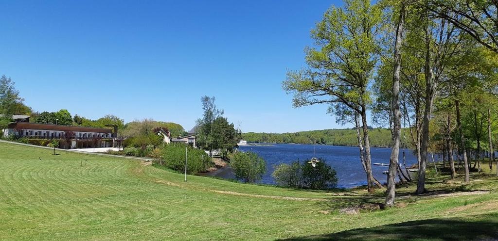 Logis Hotel Du Lac Neuvic  Zewnętrze zdjęcie